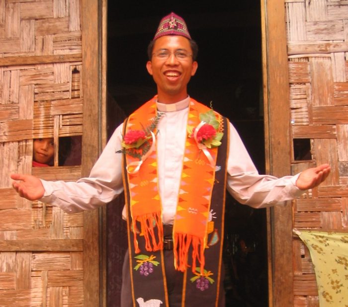 Thomas Tulung pred rodným domom